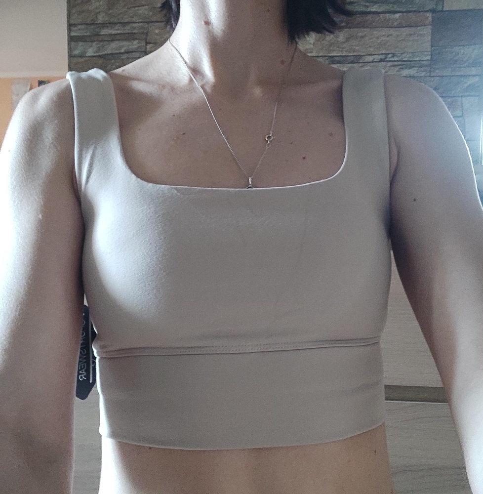 На параметры 80 грудь, под ней 70 взяла размер  s.  Подошёл хорошо. Держит отлично, по ощущениям приятен. Единственное путают с цветом. Первый раз пришёл белый, хотя на упаковке написано беж. Второй раз всё хорошо. Я довольна! Спасибо