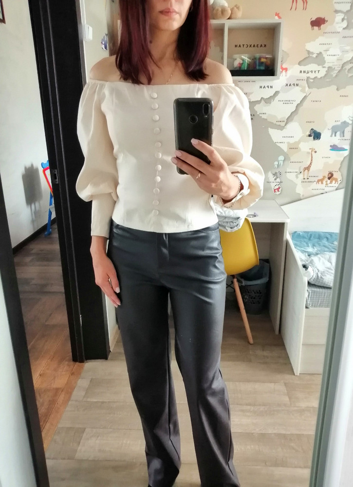 Блузка красива, качество хорошее. У меня 42 размер, но она совсем не тянется, трудно дышать, закажу размер 44. Удобно сзади растегивается замочек. За счёт того, что она мне тесновата, с трудом просунула руки в рукава, но это просто нужен больше размер, а так очень понравилась, рекомендую.