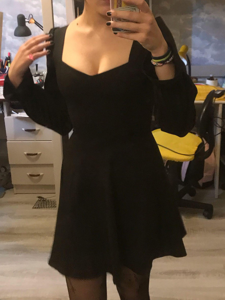 платье потрясающее! качество достойное! только размеры какие-то странные, смотрите перед заказом обязательно по размерной сетке! я брала s 