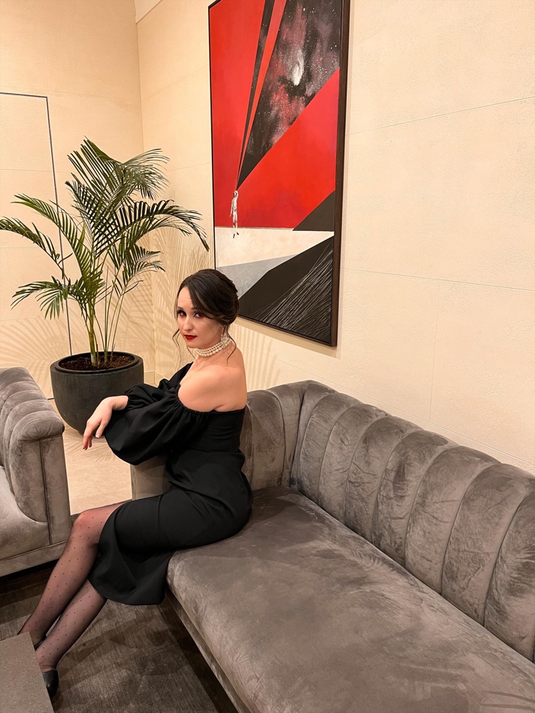 Платье понравилось, большой плюс не мнётся. Стоит своих денег. 