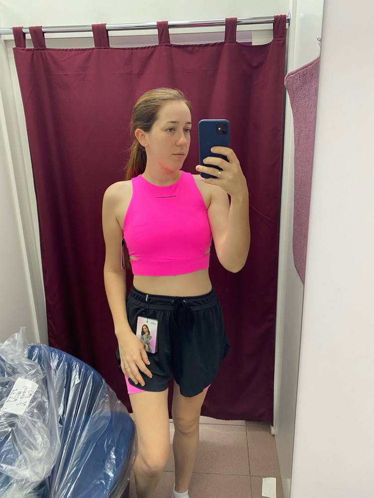 Спасибо отзывам,на свой S заказала М,сел идеально,нигде не давит,комфортно.Уже опробовала в тренировке,мне удобно