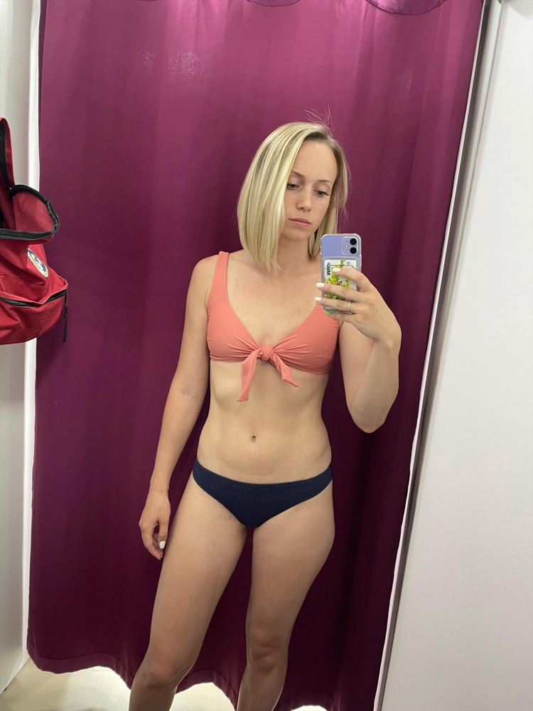 На маленькую грудь подойдёт. Очень красивый и удобный, но выбрала другой. 