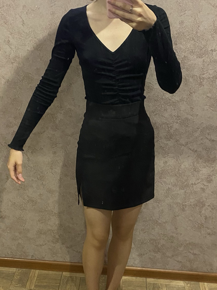 легкая, но по качеству неплохая вполне. на талию 58 см слегка большевата, но это не заметно особо. мой рост 167, брала 40