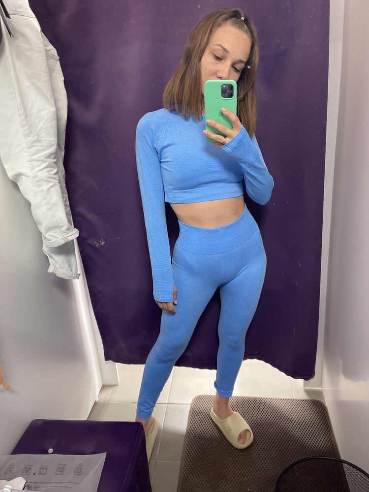 Костюм хорошего качества , только вот верхняя часть даже в самом маленьком размере для меня великовата. Топ и лосины сели шикарно 