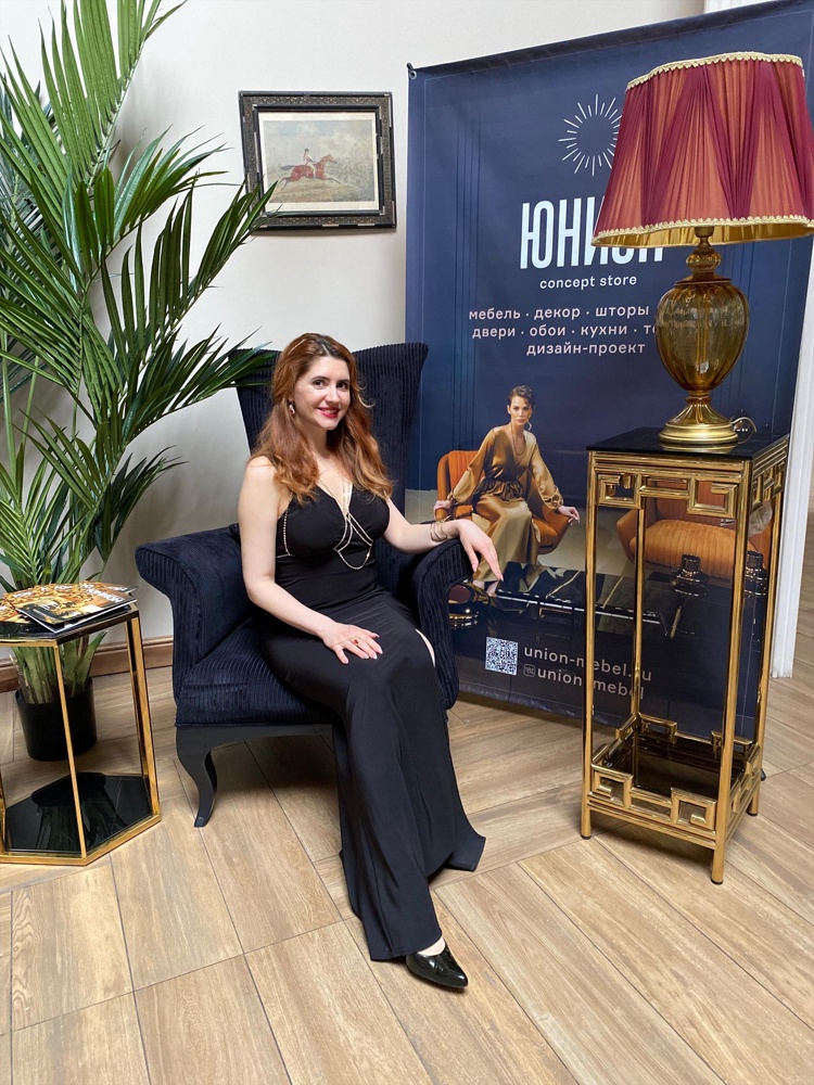 В Ателье подогнала по своей фигуре. Одела стразы, которые купила отдельно и образ получился супер