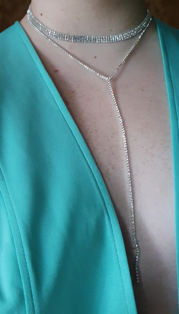 Этот чокер просто шикарный!😃👍🏻 Смотрится супер-красиво, а с глубоким декольте и вовсе кексуально🥰 Покупала за 548 руб, а смотрится дорого. И по размеру - на мою неузкую шею подошло идеально. В общем, я в восторге!