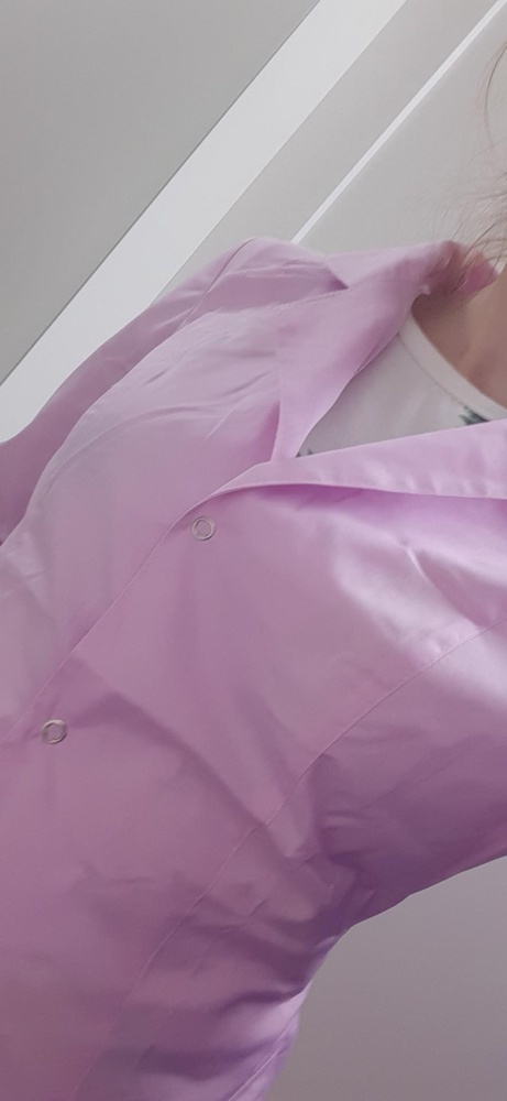 Отличный халатик,глубокие карманы,заказывала размер 44 и 46,купила 44 т.к 46 уж очень большой.Ткань почти не просвечивает,очень приятная,не синтетика как во многих мед.одежках.
 Очень интересный крой воротничка,сидит по фигуре.
 На рост 170см на 5 см выше колена.
 Вес 56кг,чашка B, 44 размер сел отлично.
 На последнем фото 46 размер,огромный.