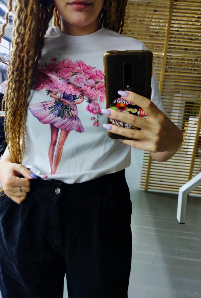 Отличная футболка. Взяла на размер больше , под оверсайз.
Принт очень яркий, дышащий , не жаркий. Стирку пережил нормально. На каждый день, самое то.