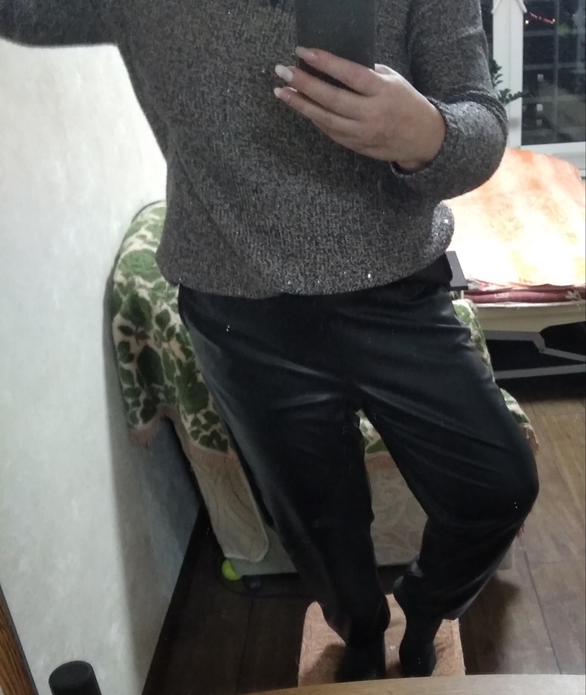 на рост 160 чуть длинноваты, резинку приходиться подгибать, что не критично .На ОБ 112 сели свободно, не облегон, так и хотела, если б нужен был облегон купила бы леггинсы...модель на мой взгляд, не полнит,вполне симпатично смотрится и на полных. Сегодня -18 холодно, но 15 мин на морозе, не замёрзла, тепло держат за счёт того что воздух не пропускают. Штаны почему то пахнут не свежей рыбой )))