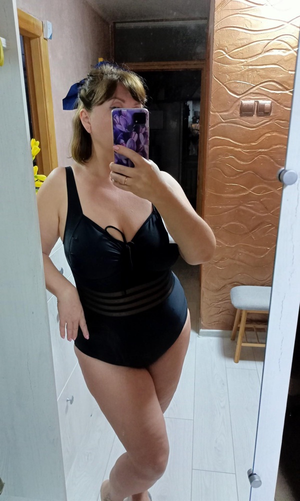 Купальник хорошего качества, модель красивая, мой размер 50, его и взяла, грудь 5 размера поместилась, лямки плотные, широкие, под мышками есть вставки, чтобы  собрать ее сбоку, но почему-то мне кажется, грудь закрыта и немного сплющена, хотя со стороны так не выглядит, возможно мое ощущение, так как привыкла к пуш-ап бюстгалтерам, попробую вытащить чашки, отдельное спасибо, что они не вшиты. Но ещё раз повторюсь качество отличное.