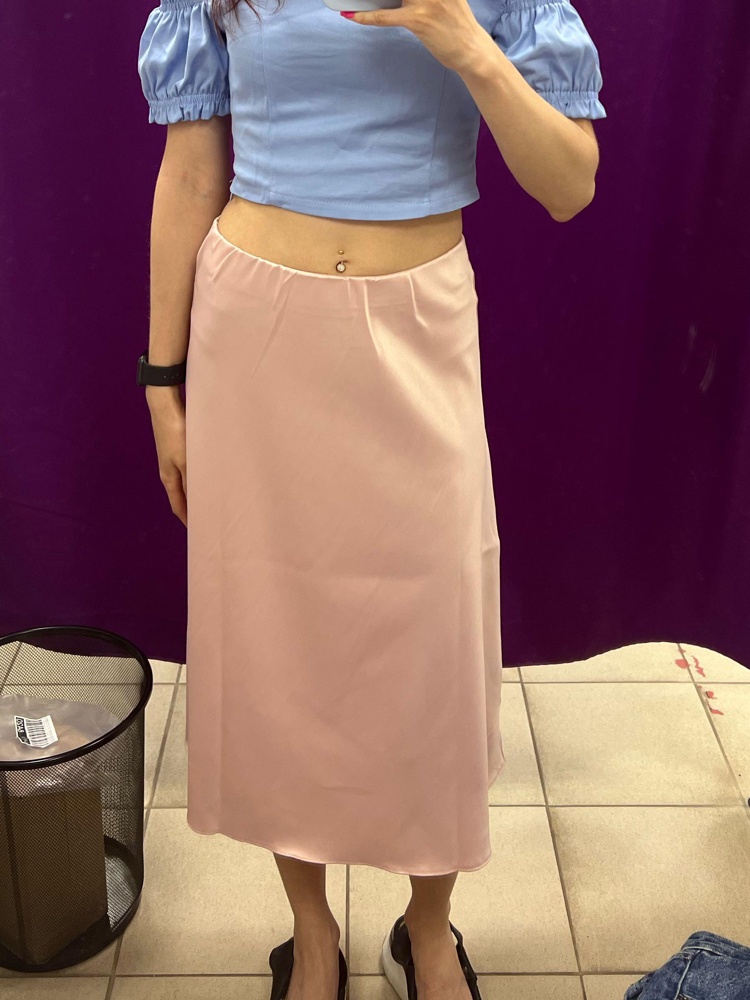 Очень классная юбка, плотная ткань, без молнии, на резинке. На мой рост 164 длина отличная