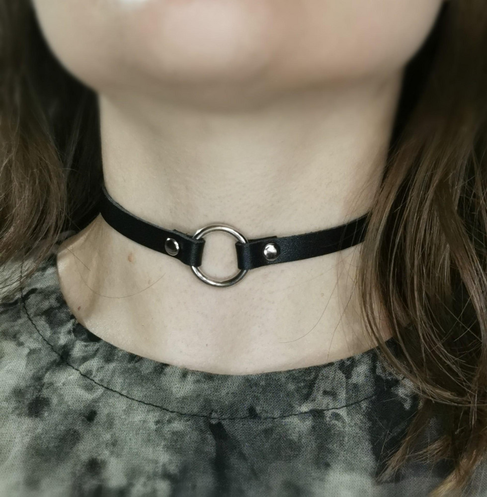 Хороший чокер, сделан аккуратно, не слишком массивный, в самый раз на каждый день! Кожа довольно мягкая, на шее 32см носится комфортно, ничего не передавливает и не натирает.