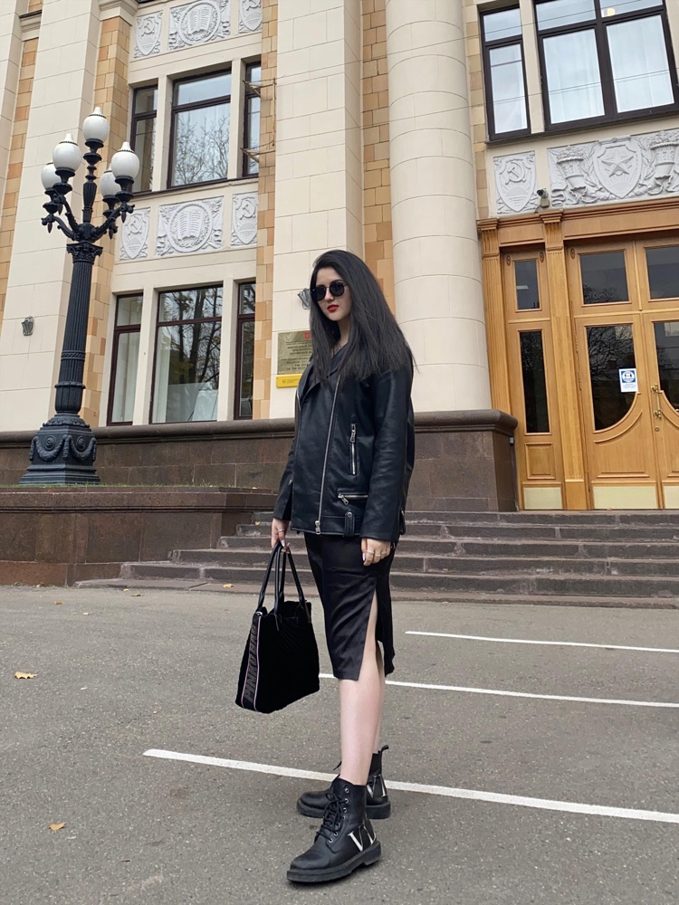 Хорошее качественное платье. Идёт размер в размер. Очень понравилась и ткань, и фасон, и цена. Спасибо! 