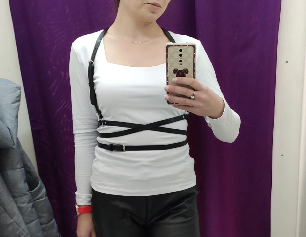 Чудесный аксессуар. Даже не интересно кожа или нет, вещь не на каждый день. Примеряла на белый лонгслив - следов не осталось. Понадобилось минутки две в примерочной на "сборку и установку", глядя на картинку товара. После подгонки под себя дальше снимать и надевать проще. Всем довольна. Спасибо. Размер 44 сел отлично.