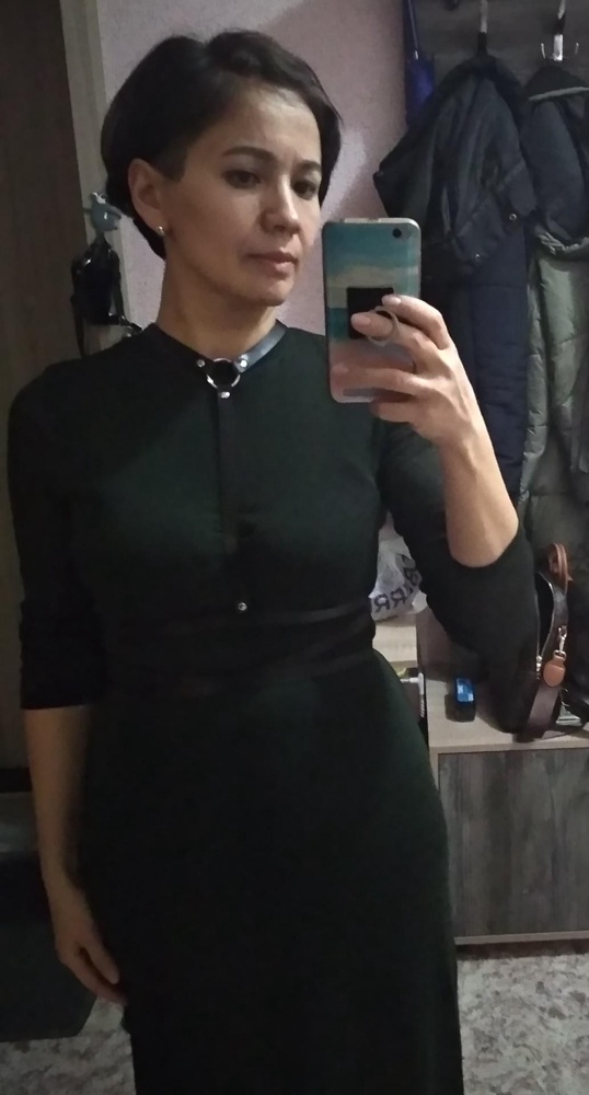 Качественная вещь, хорошо, что из экокожи, т.к. до этого заказывала из натуральной и она сыпалась и оставляла следы на светлой одежде. На мой 44-46 подошла хорошо, можно надевать двумя способами: развернуть назад и смотрится иначе и тоже круто!!