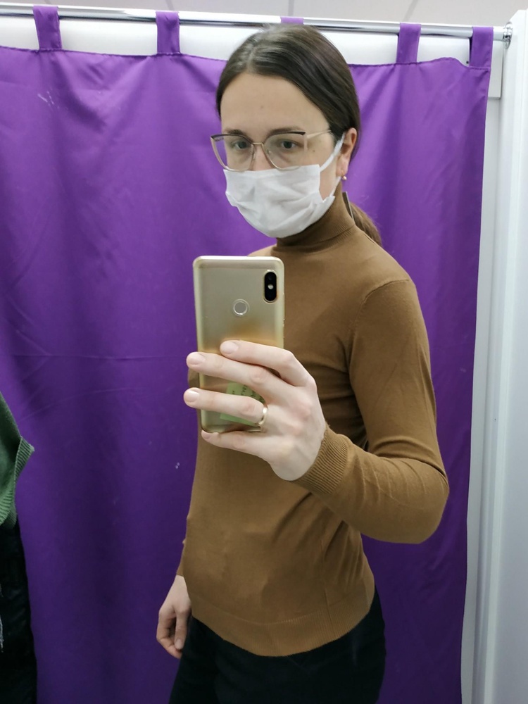 Отличная водолазка, материал плотный ткань не просвечивается. Идёт размер в размер.