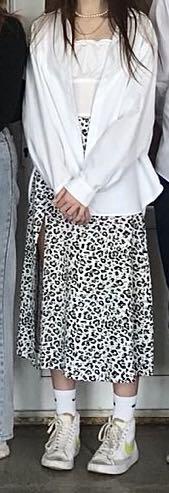 Изначально юбка очень понравилась, размер 40 пришлось ушить немного, но юбка бомба, носила не снимая неделю. Сейчас вынула из стирки, очень расстроилась, села ткань. И ладно бы в талии, но длина..Хотя режим был бережный, 20 градусов и почти без отжима. Нужно теперь ждать размер такой же юбки, которая бог знает когда появится в наличии. 