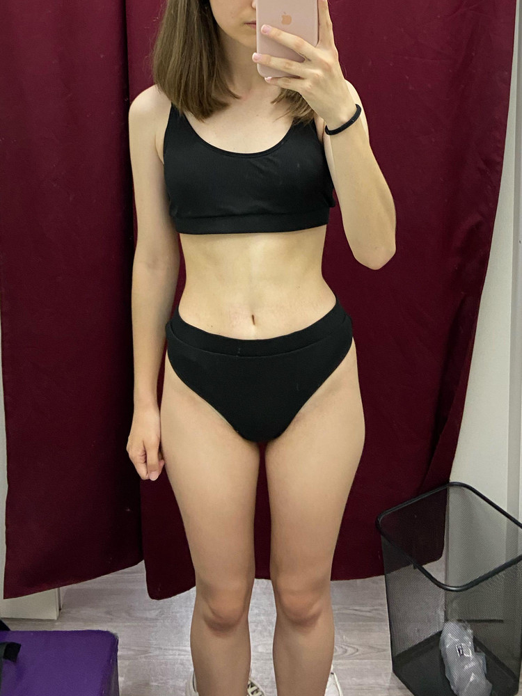 приехал быстро, хорошего качества и пошива. На свои параметры 80/62/90 взяла «М» и неплохо подошёл, немного низ топа свободен, но это не критично.