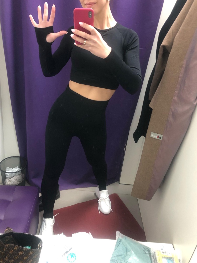 Хорошо сидит, в спортзале удобно, на мой 44 - размер s в притык! 