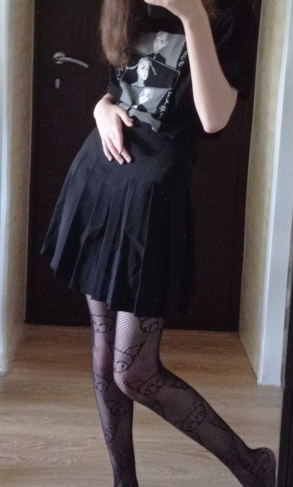 прекрасная юбка, очень понравилась!! (*´ω｀*)
резиночку в подарок положили, очень мило!! (мой рост 168, а об талии 63, s села восхитительно!)