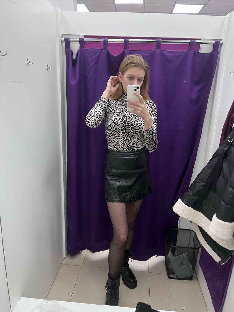 Ну уж очень узкая горловина, моя голова с большим трудом залазит.Если не хотите чтобы макияж остался на водолазке,то лучше его делать после того,как надели ее.А перед снятием,макияж лучше смыть. Если не считая этот момент,то в целом я довольна! На свой 44 р заказала 44, села идеально.