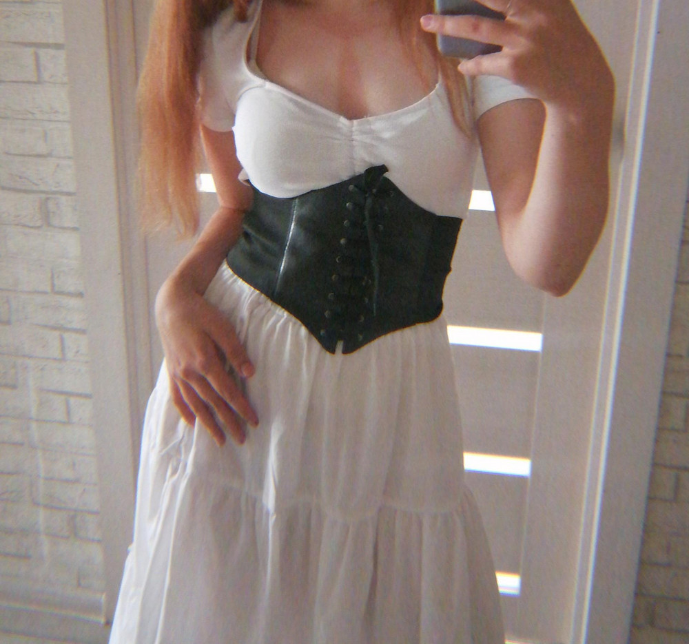 корсет сам по себе офигенный, но на мою талию +-70см размер s-m туговат, прям дышать сложно, но можно конечно распустить,а так вещица классная и универсальная! так что берите , особенно за такую сумму