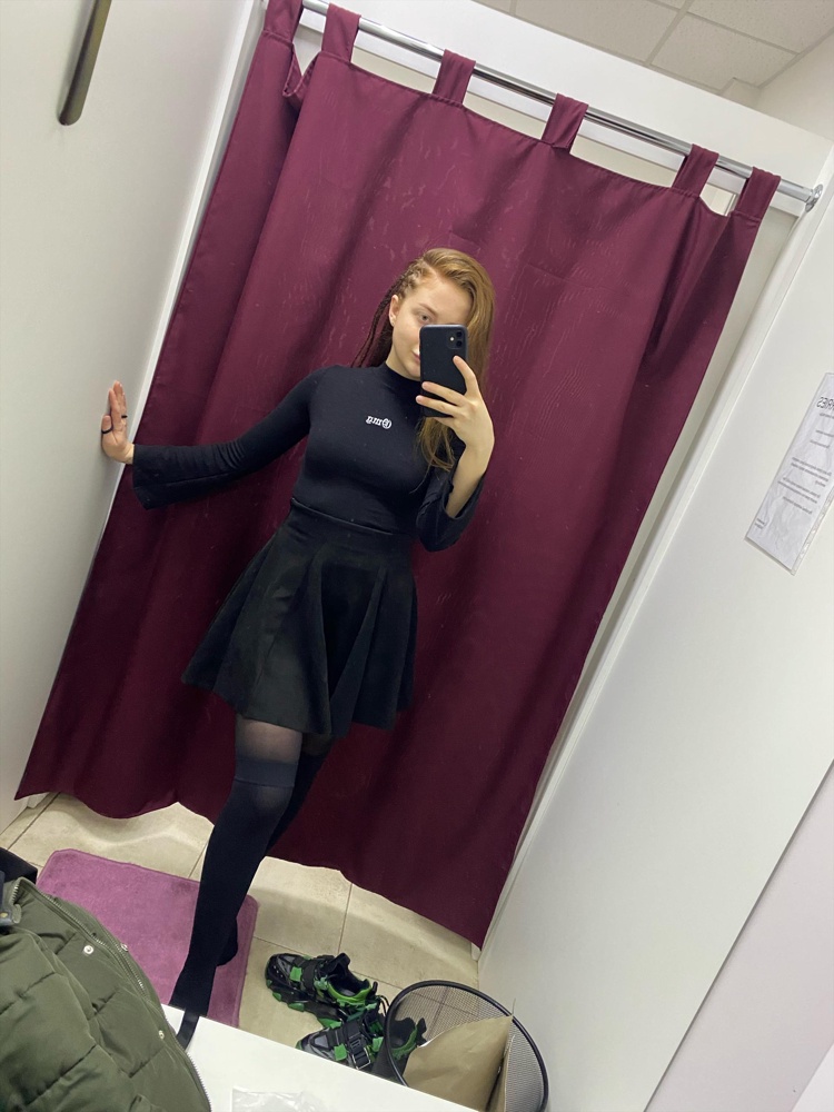 Шикарная юбка. Пошив отличный, изъянов не нашла. Идеально сядет на тех, у кого есть попка) на плоских сядет не очень. На мой вес 52 и рост 162, размер s сел идеально) 