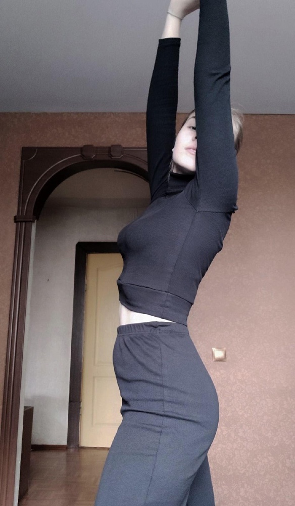 Костюм хорошо облегает и тянется, ткань легкая и приятная к телу. Тут писали, что цвет не насыщенно черный, на мой взгляд очень даже насыщенный, даже при ярком освещении.