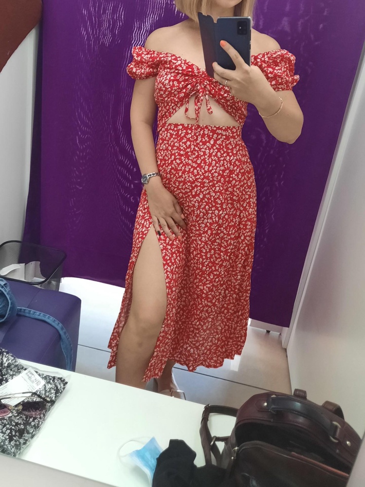 Приятная к телу ткань. Мне повезло, пошито без нареканий, нитки нигде не торчали, швы ровные. Молнии тоненькие, надо застегивать аккуратно.