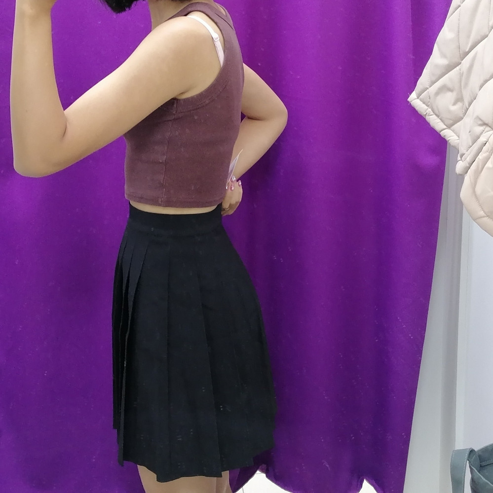 За такую цену юбка просто находка! Ткань довольно плотная, ничего не просвечивает. Складки хорошо сделаны, просто нужно прогладить. Нитки не торчат. Боялась не угадаю с размером, но нет, все прекрасно. На Об - 91 и От - 60,5 размер xxs подошёл идеально. Но думаю на 62 уже не налезет. Спасибо большое за юбку!