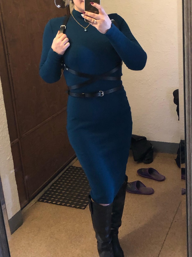 Выигрышно сочетается во множестве луков, брала для простых платьев в виде изюминки, но опытным путем выяснилось, что шикарнее всего смотрится с рубашками.