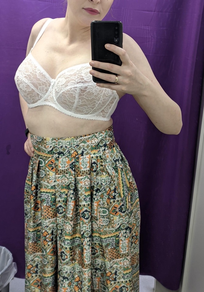 Отличный летний вариант. Долго искала такой размер, в магазинах купить невозможно. Лямки и правда было бы получше сделать толще - вес всё таки немаленький, каркасы снизу не справляются. А так смотрится очень эффектно. Отдельное спасибо за инструкцию по определению размера- очень помогла.