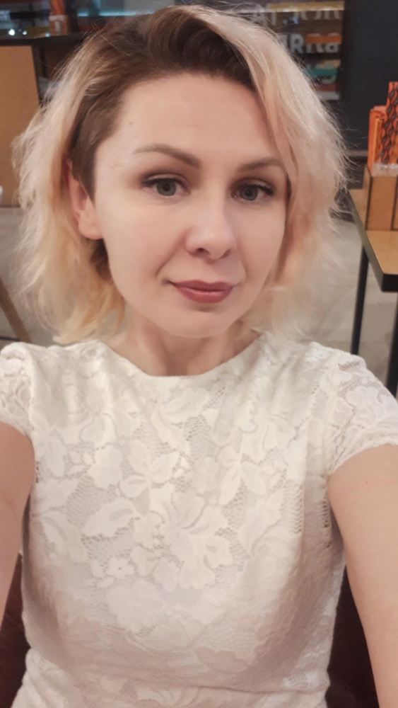 В молочном цвете платье однозгачно выглядит очень красиво. К качеству претензий нет, своих денег стоит. Снимаю звездочку за то, что подюпник все время скатывается вверх.