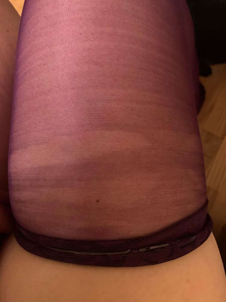 Отвратительные чулки. На фото всё видно. Резинка скаталась через несколько секунд и больше не расправлялась. Краска на чулках с проплешинами. Силикон как на старых поношенных чулках. Брала самый большой размер 5. Выкупила сегодня и сразу отправила в мусорку. Спасибо 👍