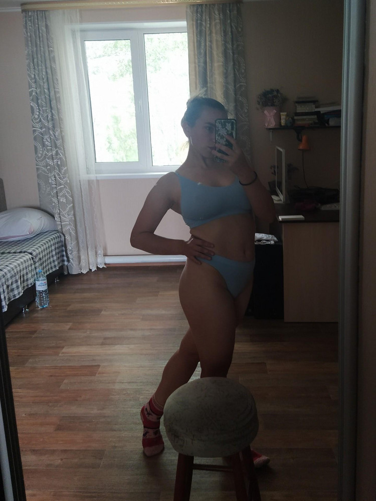 Девочки, комплект супер, правда. Но на полненьких девочках, вроде меня, будет смотреться не так супер, как на худеньких. 
На мои параметры
 ОГ 91
Под грудью 79
ОТ 73
ОБ 98
сел идеально 46-48. Меньше не стоит, сам комплект тянется, конечно, но если натянуть меньше, то будешь как сосиска передавленная