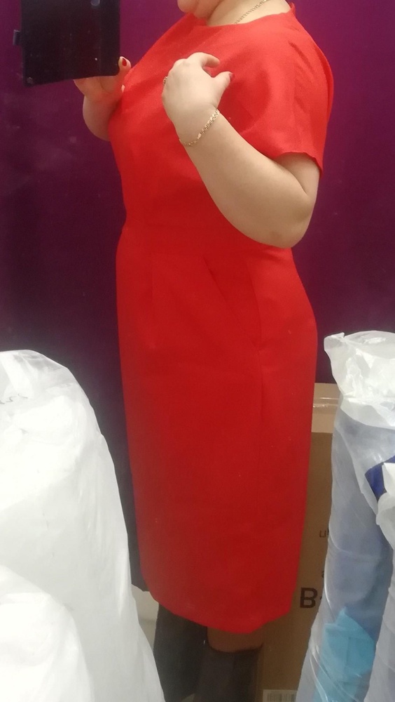 Платье классное, фасон удачный, только мне велико и талия не на месте🙄 я ношу 48-50 верх, низ 50-52, в зависимости от фасона. Заказала на размер меньше, очень надеюсь, что подойдет🙃 цвет сочный, приятный глазу