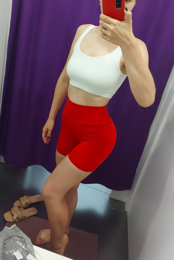 Класные шорты. Отлично тянутся, в талии утягивают. Подойдут только на стройные ножки. Для фитнеса отличный вариант. На об 95, от 61 прекрасно сели. Рекомендую!