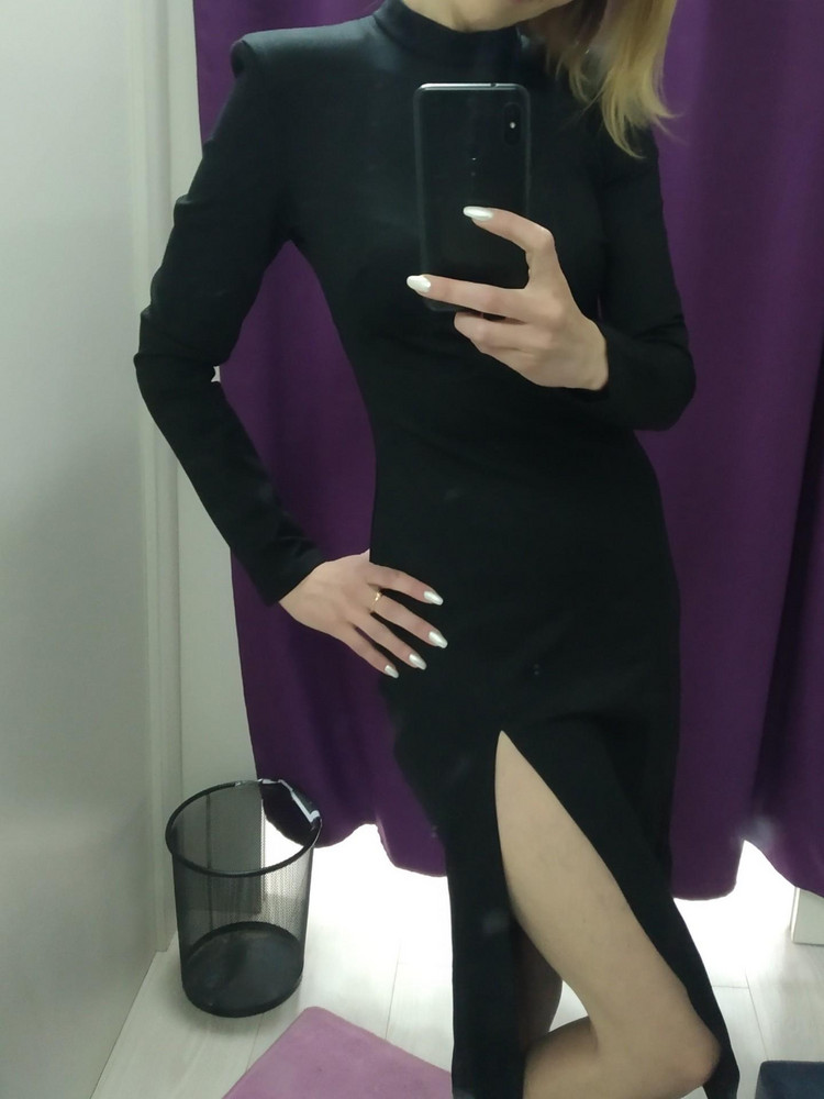 Платье шикарное, материал плотный, немного тянется, размер в размер