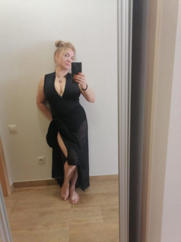 Выбирала между красным и черным.
Оба хороши. Выбрала черный, потому, что меньше намека на спорт, чем в красном. Грудь 107 талия 83 бедра 100. Подошла S /44 . Хорошо сел низ,  правда с моим типом фигуры утяжка не чувствуется , а грудь утянуло, поэтому молния кстати. Я её просто не застегнула на груди и КЛАСС! Все оценили . :)  рост 156, купальник немного великоват в длину, но не критично.