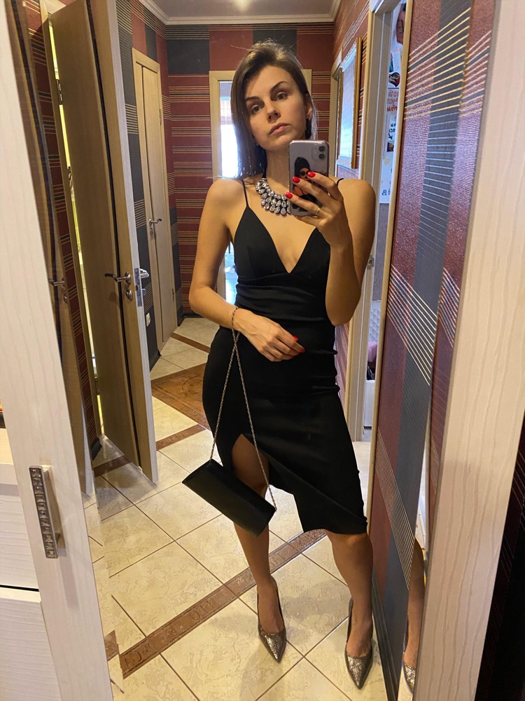 Платье красивое и очень эффектное🔥Но если придираться(то да,ткань хотелось бы плотнее(в районе талии,чтобы был небольшой эффект утяжки🙈)а так синтетика на ощупь)и цена мне кажется для этого качества завышена-3000р. По размеру думаю 44 ближе к 46(ткань очень хорошо тянется)Пока думаю оставить или нет🤔