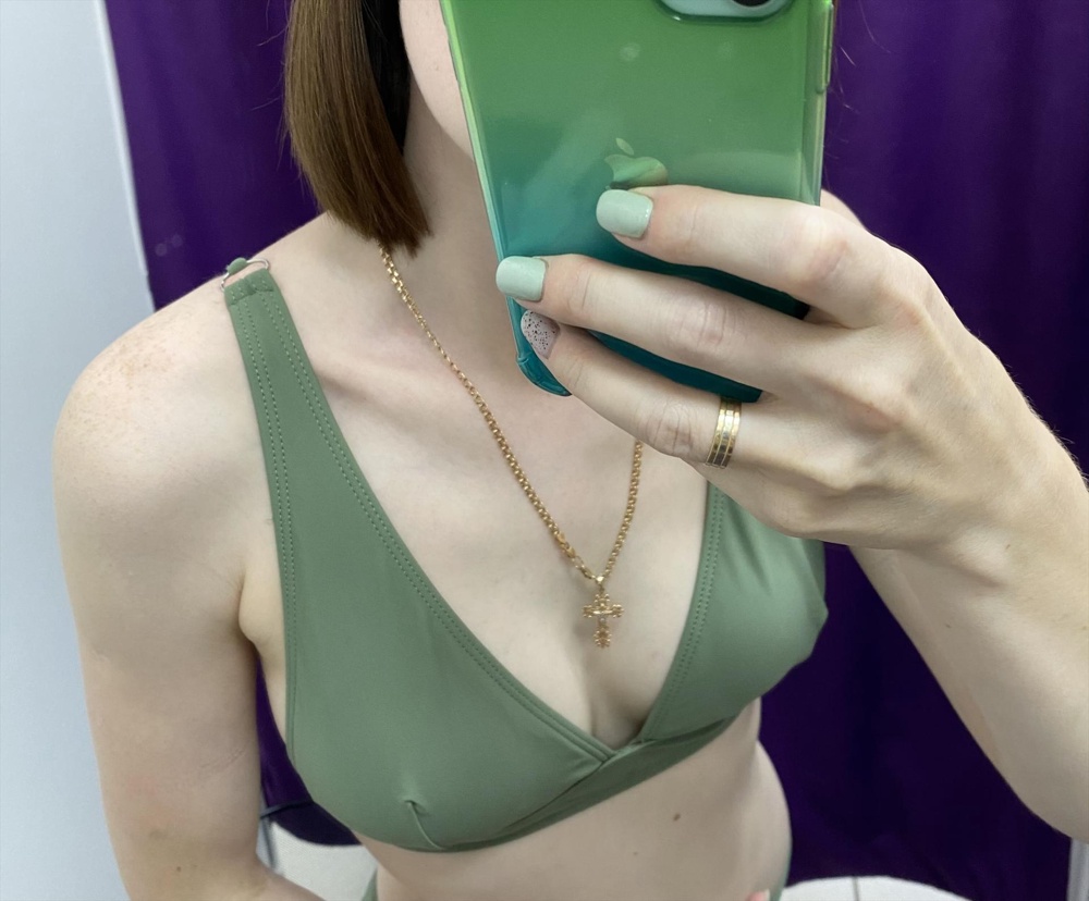 Лиф большой ,скорее всего подходит для пышных форм .А плавки немного тесноваты .