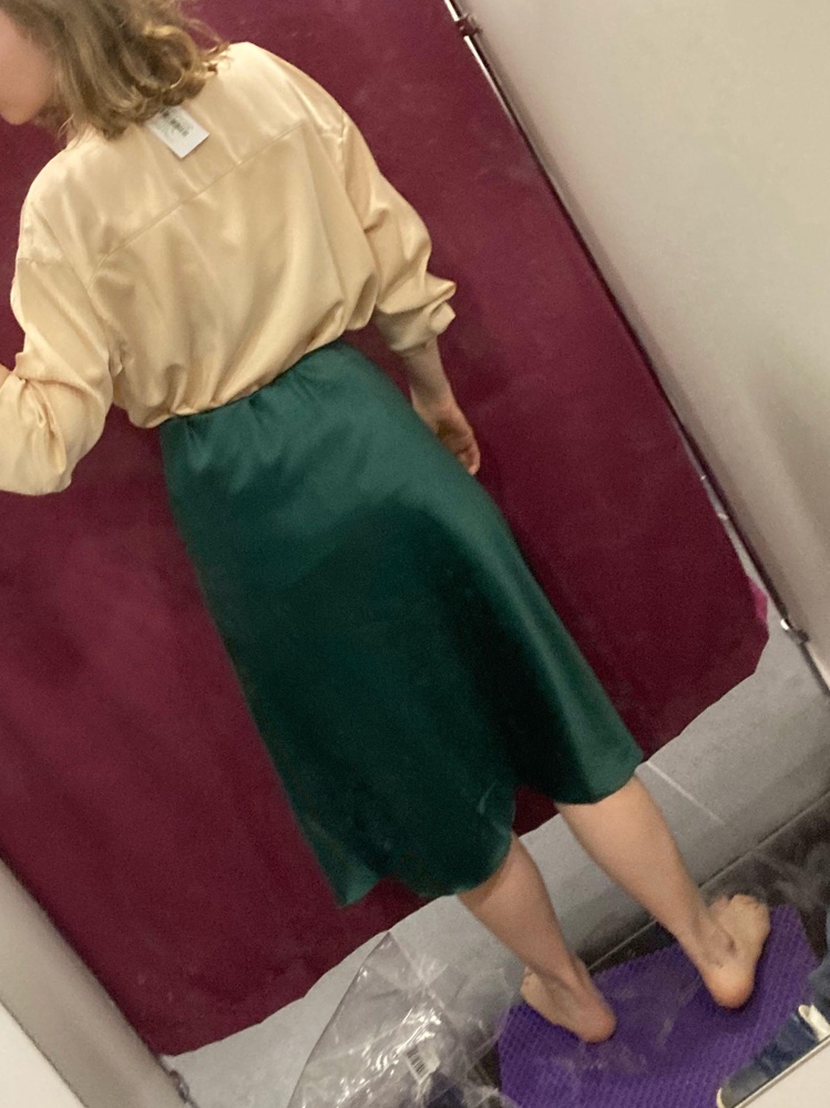 В размер. 44 s, цвет очень красивый! Сама юбка скрывает недостатки и очень удобная в носке!