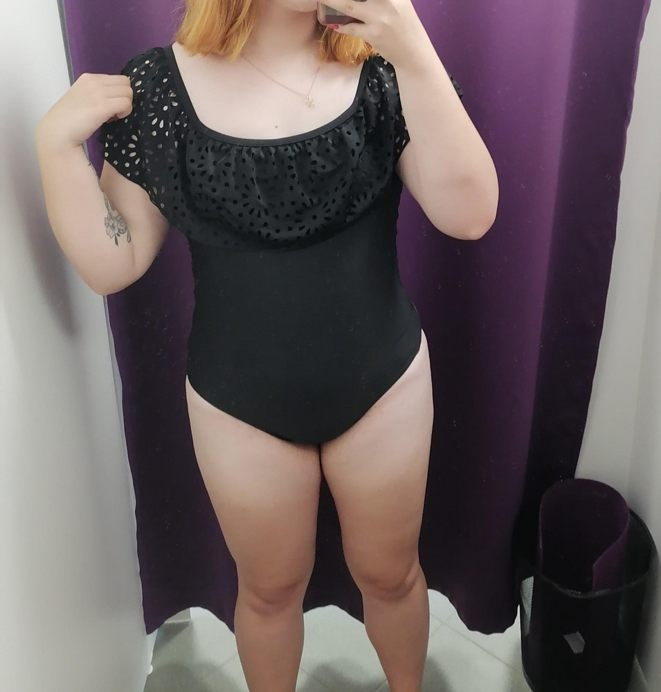 Купальник сел хорошо. Единственное, что не понравилось, что рюши давят. Ну и конечно животик выпирает)