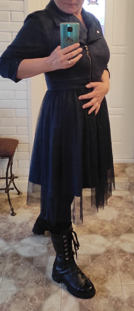 Платье точно в размер по размерной таблице. Начитавшись отзывов, взяла на размер больше. Получилось великовато на мои параметры (указаны в профиле). Но оставлю,  менять лениво. Смотрится неплохо и этот размер. 
Качество пошива хорошее, швы ровные, фатин по низу юбки обрезан аккуратно и ровно. Рекомендую к покупке. Берите точно по размерной таблице.