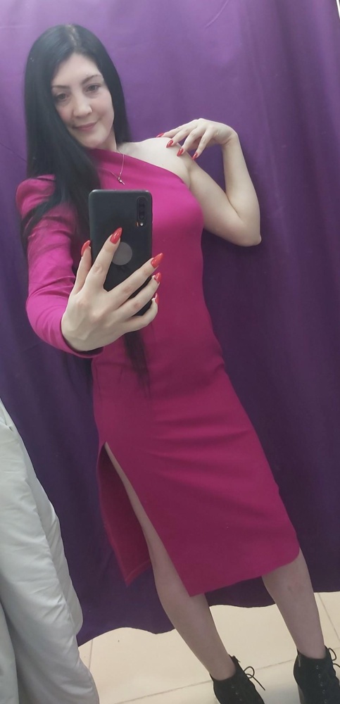 Платье из плотного трикотажа. На мои объёмы 94-74-98 взяла размер 46, но можно было и 44. Свободное получилось, все равно оставила. Разрез немного высоковат на рост 176 см. В целом не вау и не плохо.