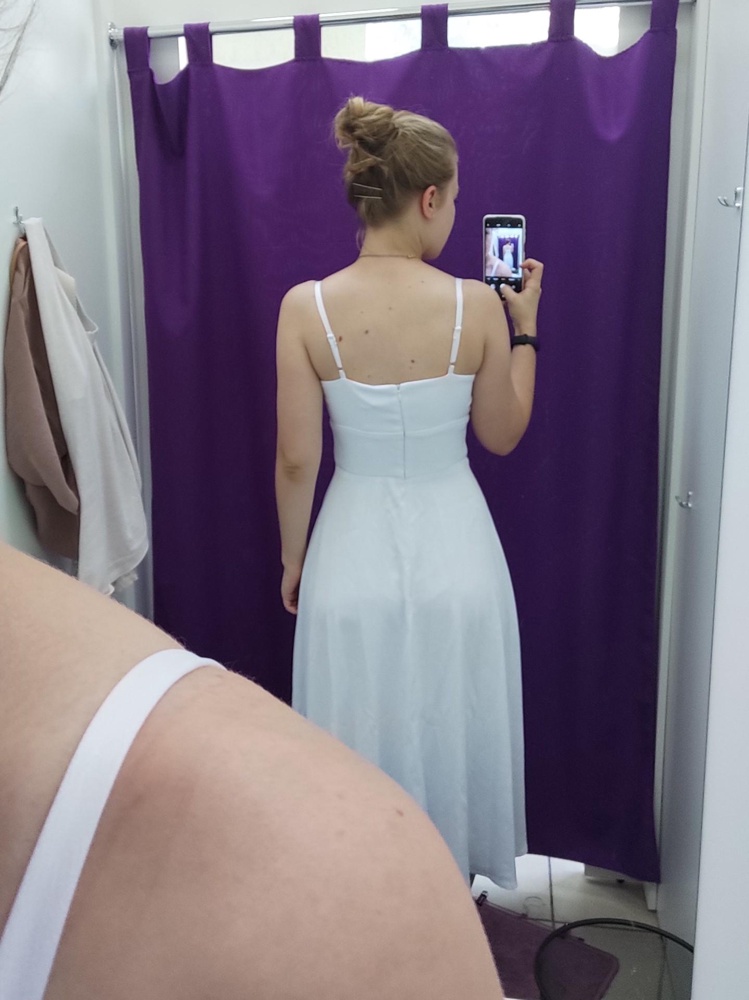 В восторге от платья! Взяла его на роспись. Надела и заплакала. Ткань плотная, но не жаркая. Нет чашек - это минус, но можно аккуратно вшить свои. Бежевое белье просвечивает