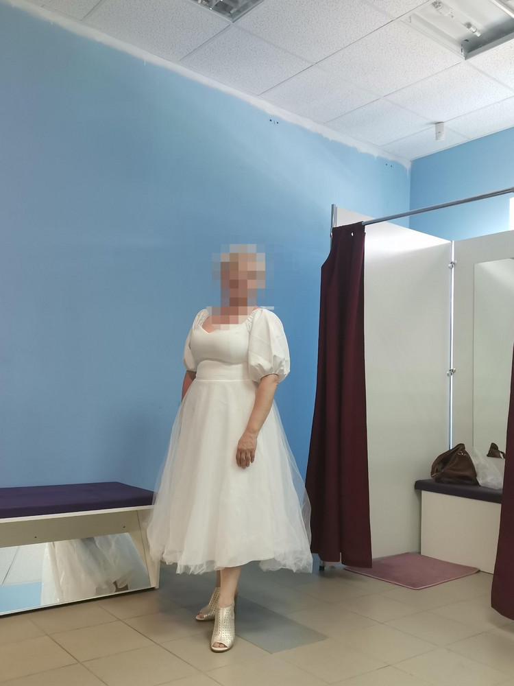 Я в полном восторге!!! Ношу 50взяла 52. На рост 154 отлично село, что редко бывает))) . Не просвечмвается. Ткань плотная плательная. Верх двойной. Все отлично