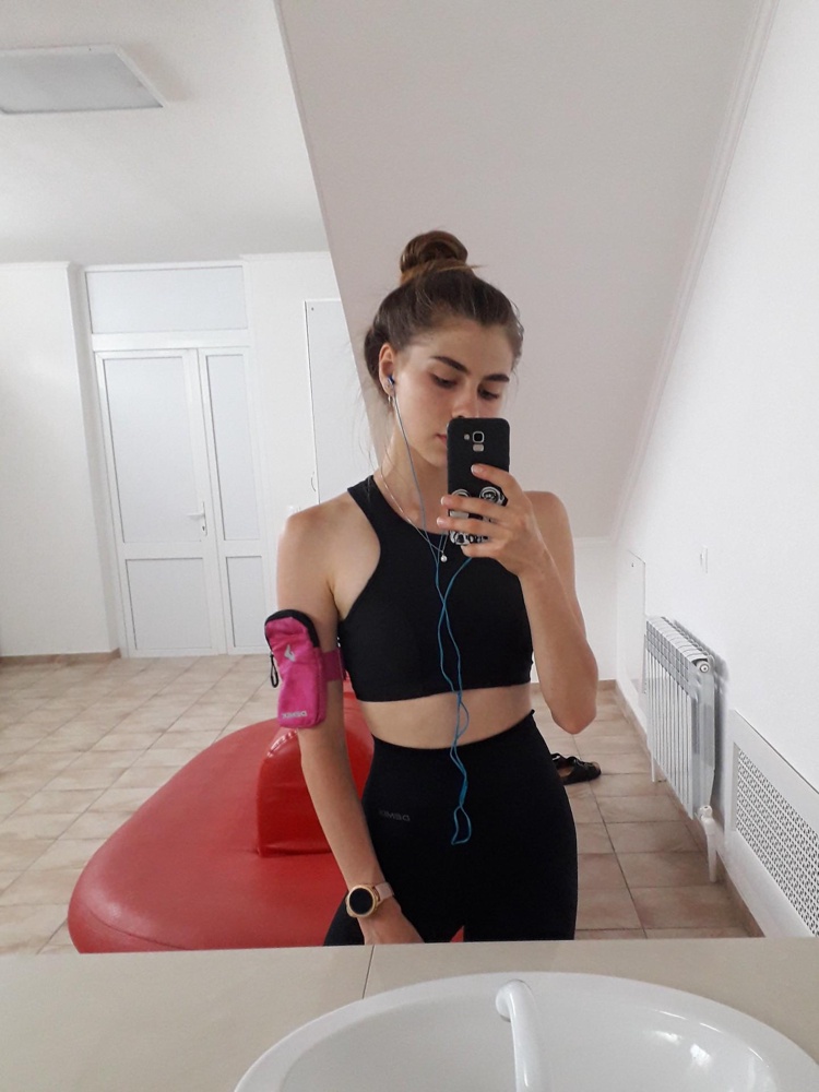 Он шикарный!!!! Когда брала сомневалась немного. Но он мягкий и не плотный, вообще не сковывает движения и в тоже время прекрасно поддерживает  (обхват ~86 см ) и не задирается! Если подберете свой размер, я думаю, он всем подойдет 💪👌