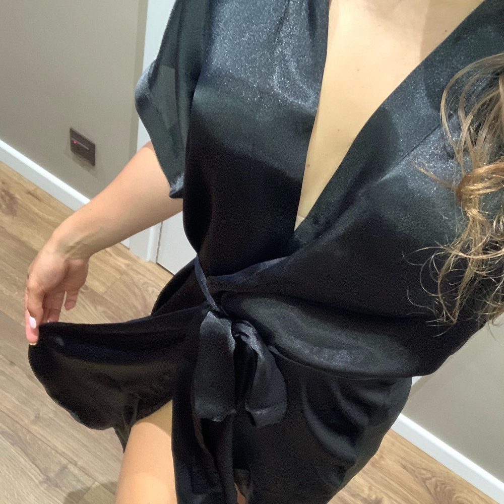 Несмотря на цену, халатик оказался очень приятный к телу 😇 женственный и на мой рост 166 см по домне отлично 🙌🏼 единственное , пояс постоянно съезжает и не держится на халате , даже если завязать его туго, он через минуту расслабляется