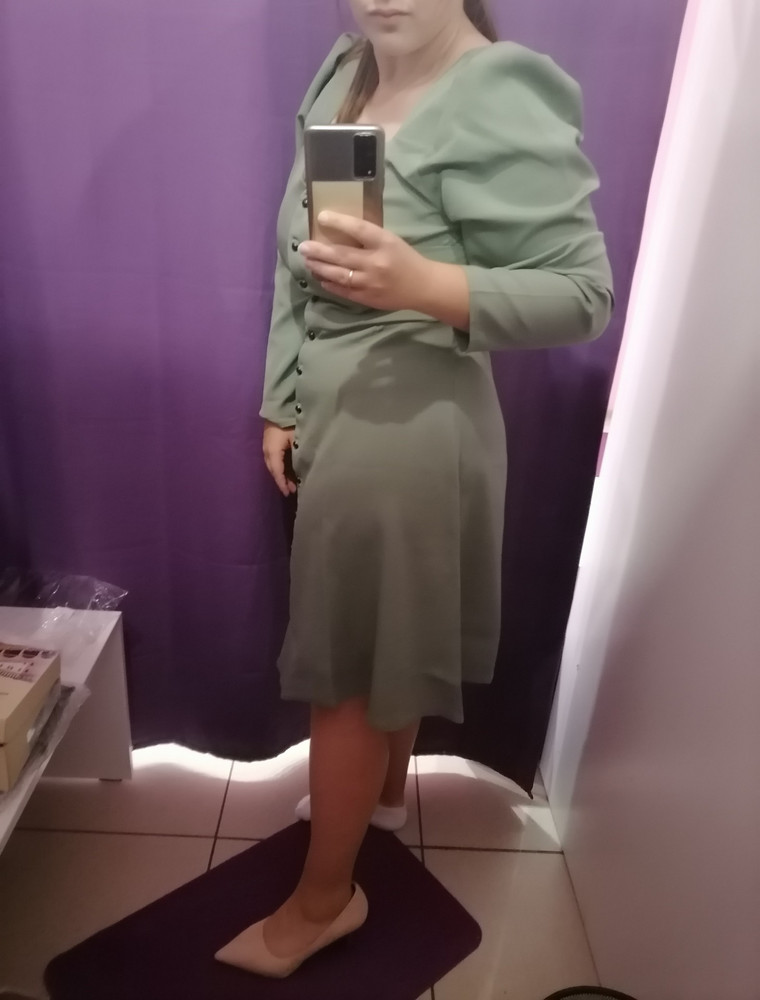 Классное, красивое платье. По качеству приятное к телу. Идёт в размер. Стройнит. Фото прилагаю, но в пвз плохое освещение, на что может влиять цвет платья. Размер 50 (xl) 
ОГ - 100;
ОТ - 85;
ОБ - 112.